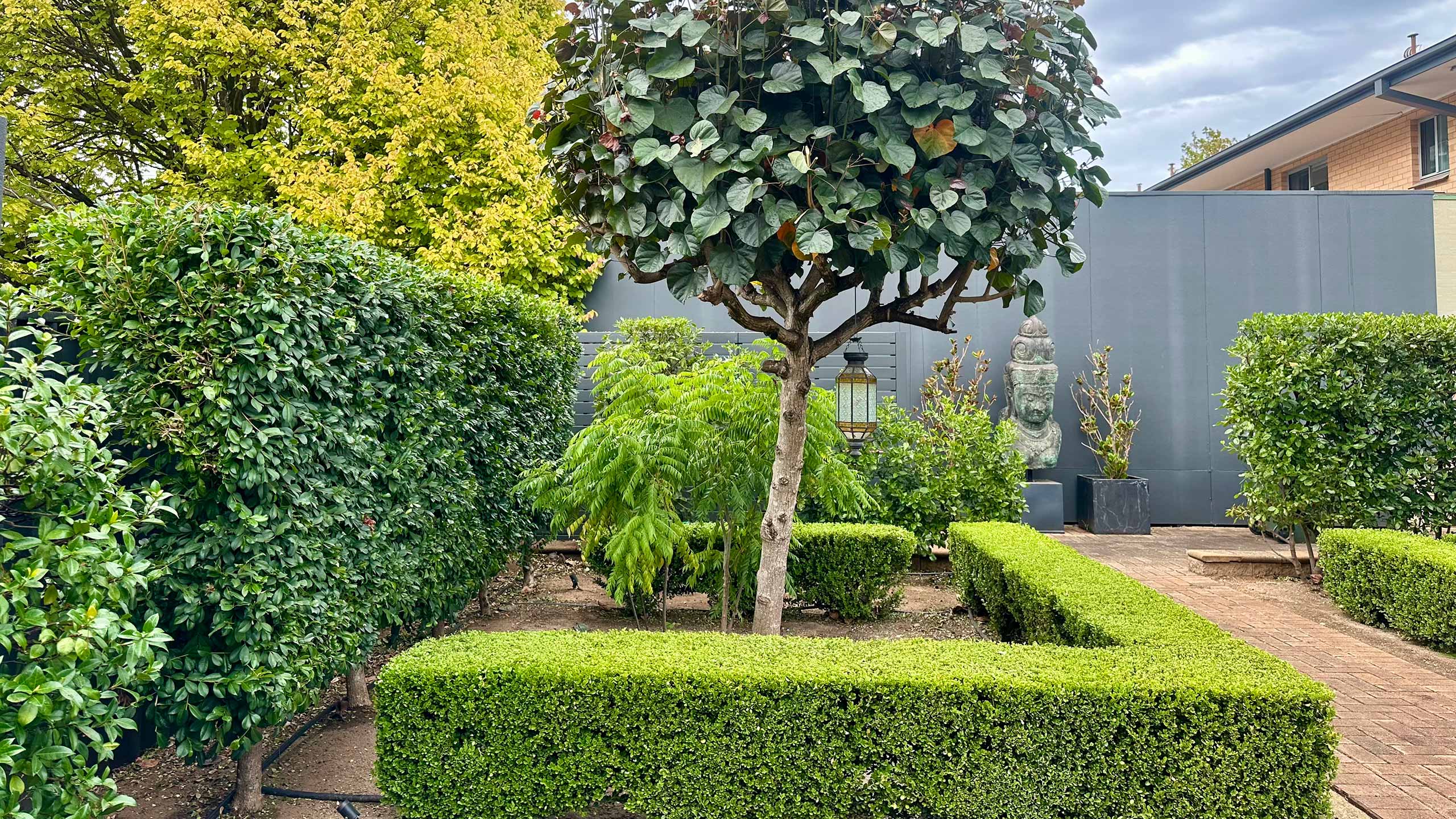 Hedging: The Subtle Art of Boundary Crafting